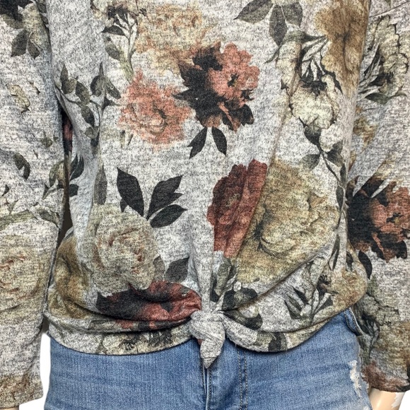 3/$30 Live in the Moment Grey Floral Sweater Sz S - Picture 3 of 11